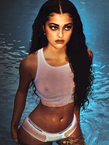 Malú Trevejo Pack Fotos mostrando sus pechitos en Onlyfans · Foto 4