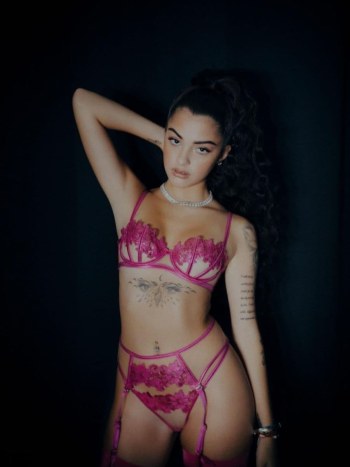 Malú Trevejo Pack Fotos mostrando sus pechitos en Onlyfans · Foto 9