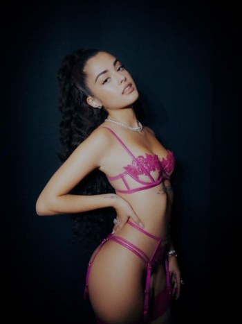 Malú Trevejo Pack Fotos mostrando sus pechitos en Onlyfans · Foto 11