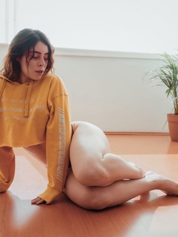 Aranza Sinte Pack Fotos Tanga Roja Sexy Onlyfans · Foto 7