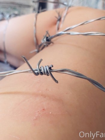 Belle Delphine Photos OnlyFans with Barbed Wire · Foto 7