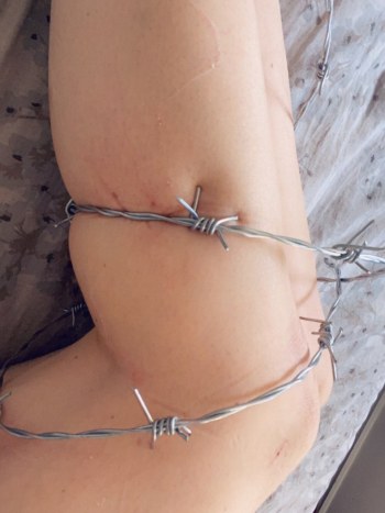 Belle Delphine Photos OnlyFans with Barbed Wire · Foto 17