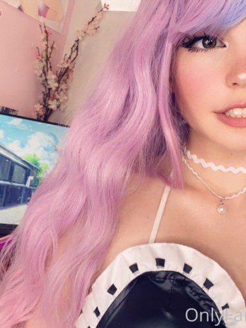 Belle Delphine Pack Masturbándose con su Dildo Purpura OnlyFans · Foto 9