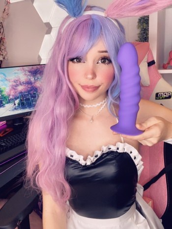 Belle Delphine Pack Masturbándose con su Dildo Purpura OnlyFans · Foto 18