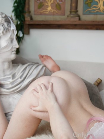 Belle Delphine Pack Photos Naked Apollo Statue OnlyFans · Foto 4