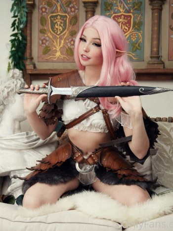 Belle Delphine Pack Photos Naked Apollo Statue OnlyFans · Foto 5