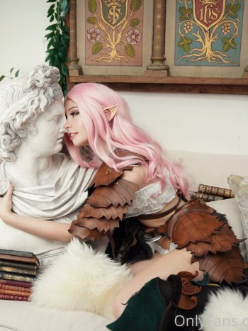 Belle Delphine Pack Photos Naked Apollo Statue OnlyFans · Foto 6