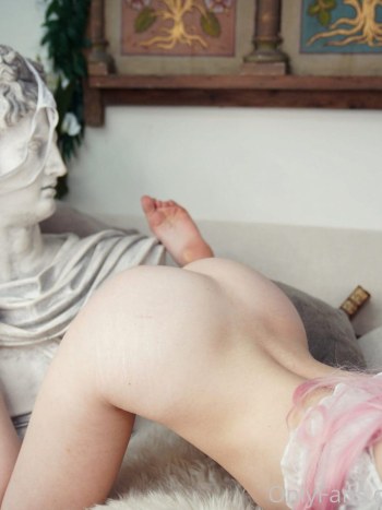 Belle Delphine Pack Photos Naked Apollo Statue OnlyFans · Foto 39