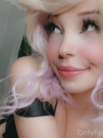 Belle Delphine Masturbándose con un dilto en Onlyfans · Foto 31