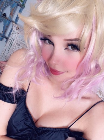 Belle Delphine Masturbándose con un dilto en Onlyfans · Foto 37