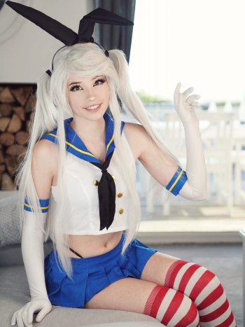 Traje Azul y Balnco - Belle Delphine · Foto 6