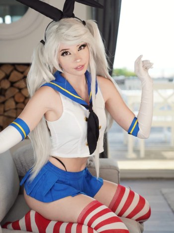 Traje Azul y Balnco - Belle Delphine · Foto 15