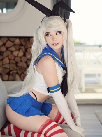 Traje Azul y Balnco - Belle Delphine · Foto 11
