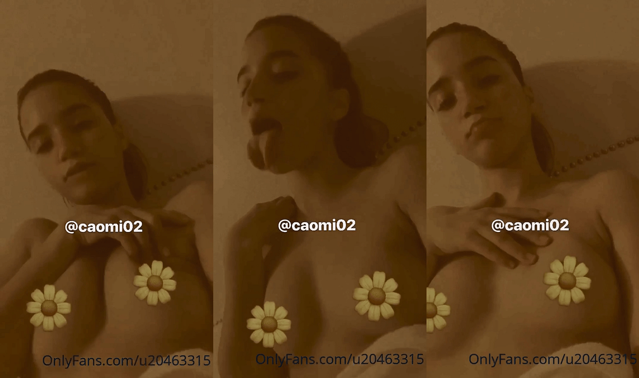 Portada de Caomi Madalis Onlyfans video desnuda tocándose los pechos.